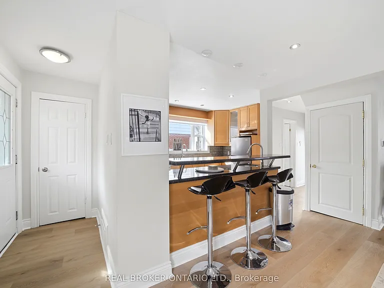 24 Glenburn Ave #UPPER — Photo 6