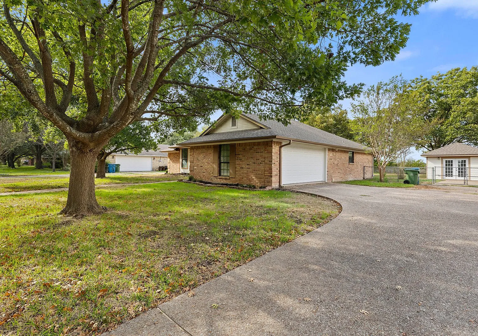 Great 3 Bedroom 2 Bath Home in Midway ISD with huge yard! — Photo 2