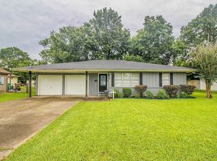 7022 Howe St, Groves, TX 77619