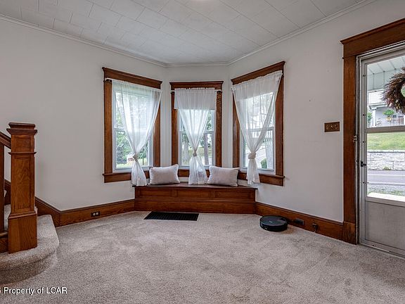 3rd image of 33 Harris Hill Rd
