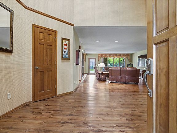 4th image of 8401 Fairway Pl