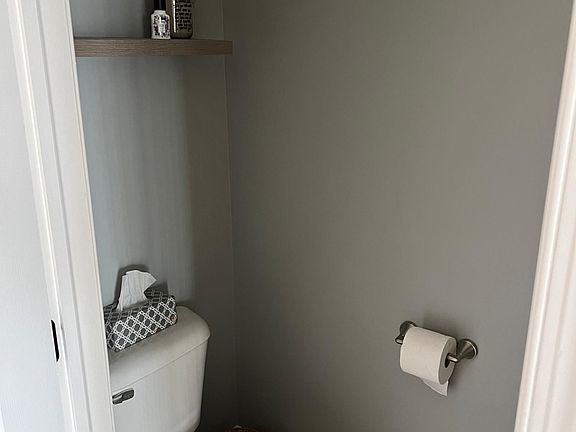 Downstairs 1/2 bathroom