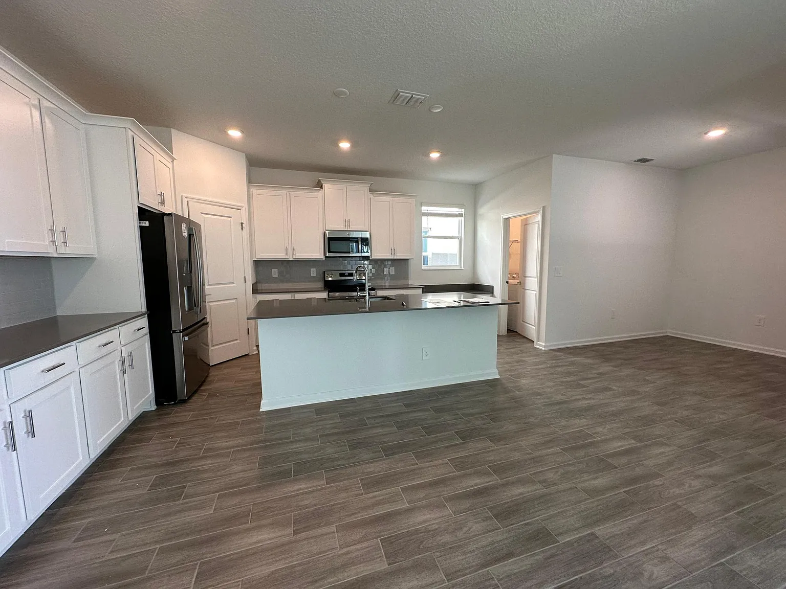 6 bed, 2634 sqft, $2,650 — Photo 4