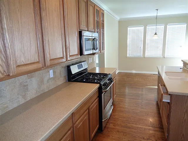 4 bed, 2.5 bath, 2661 sqft, $3,520 — Photo 2