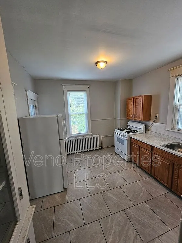 3 bed, 1.0 bath, $1,650 — Photo 2