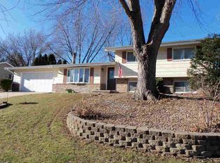 1956 Tilbury Rd, Waterloo, IA 50701