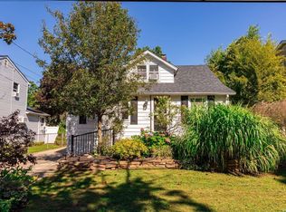 33 Roslyn St, Islip Terrace, NY 11752