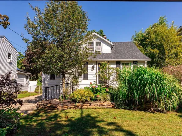 33 Roslyn Street, Islip Terrace, NY 11752
