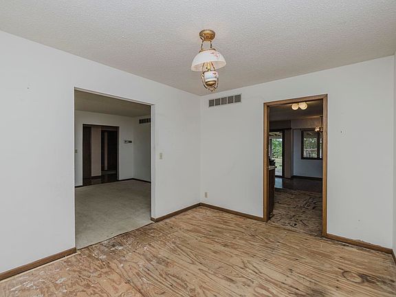 5th image of 2929 S Greenwich Rd