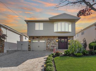 87 W Cedarview Ave, Staten Island, NY 10306