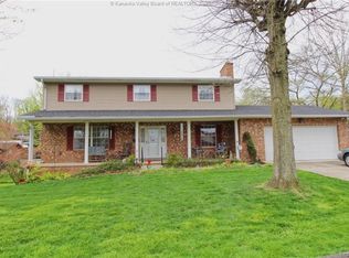 8 Playland Dr, Saint Albans, WV 25177