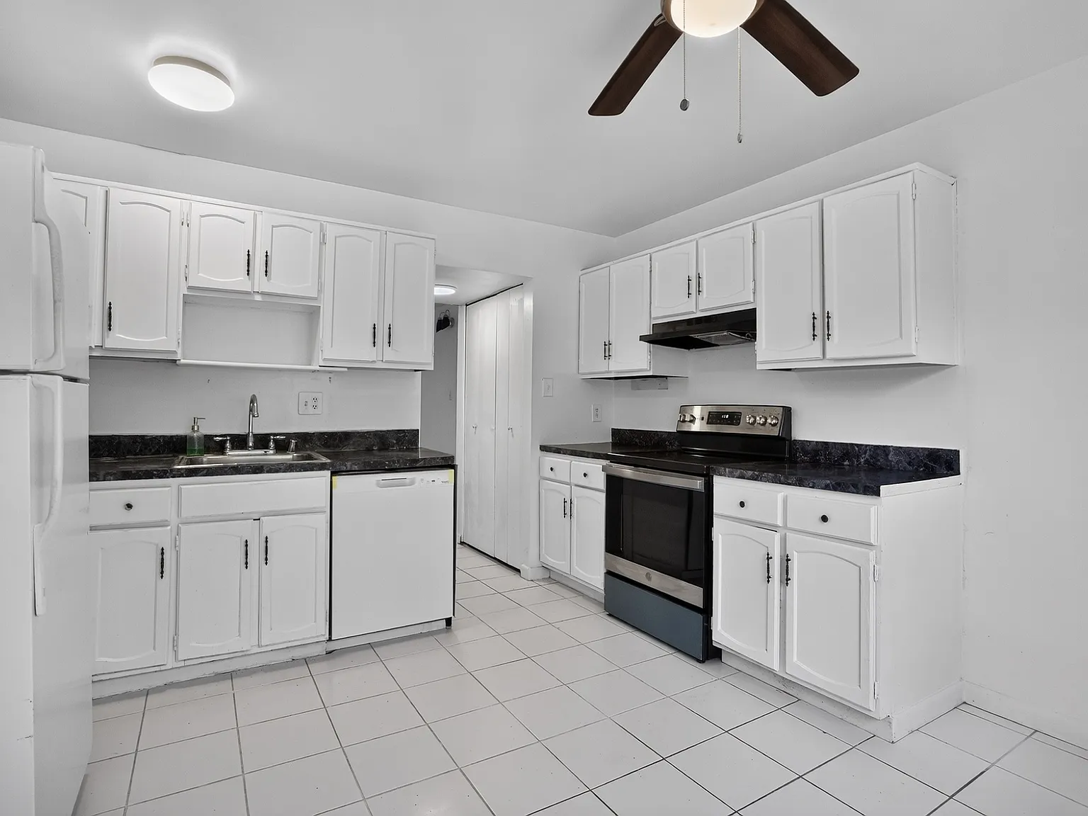 3 bed, 2.5 bath, 1240 sqft, $2,400 — Photo 3