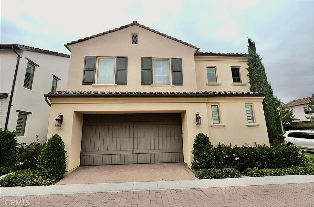 3 bed, 2.5 bath, 2190 sqft, $5,800 — Photo 2