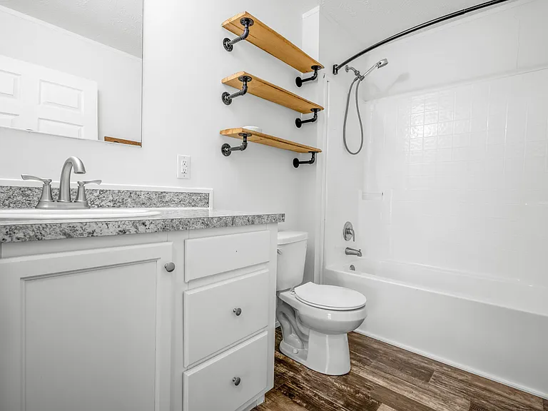 204 E 11th St #1 — Photo 12