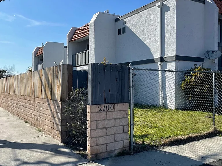 2100 W Devonshire Ave #4 — Photo 1