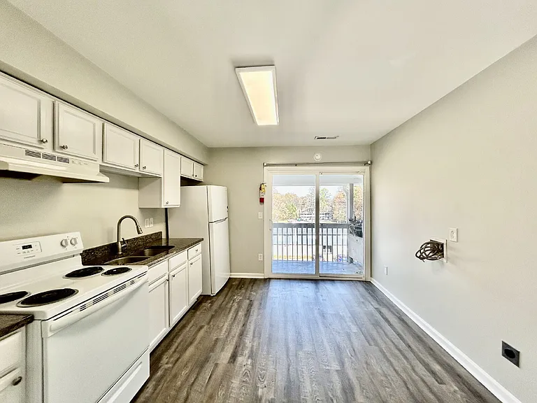 208 Woodcreek Dr #B-8 — Photo 12