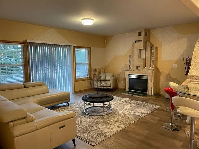 315 S 20th Pl — Photo 8