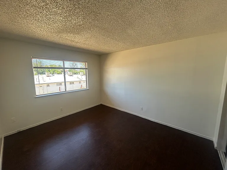Glenn Apartments — Photo 5