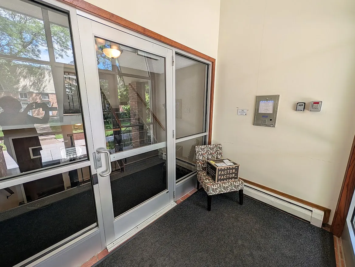 2 bed, 940 sqft, $1,400 — Photo 2