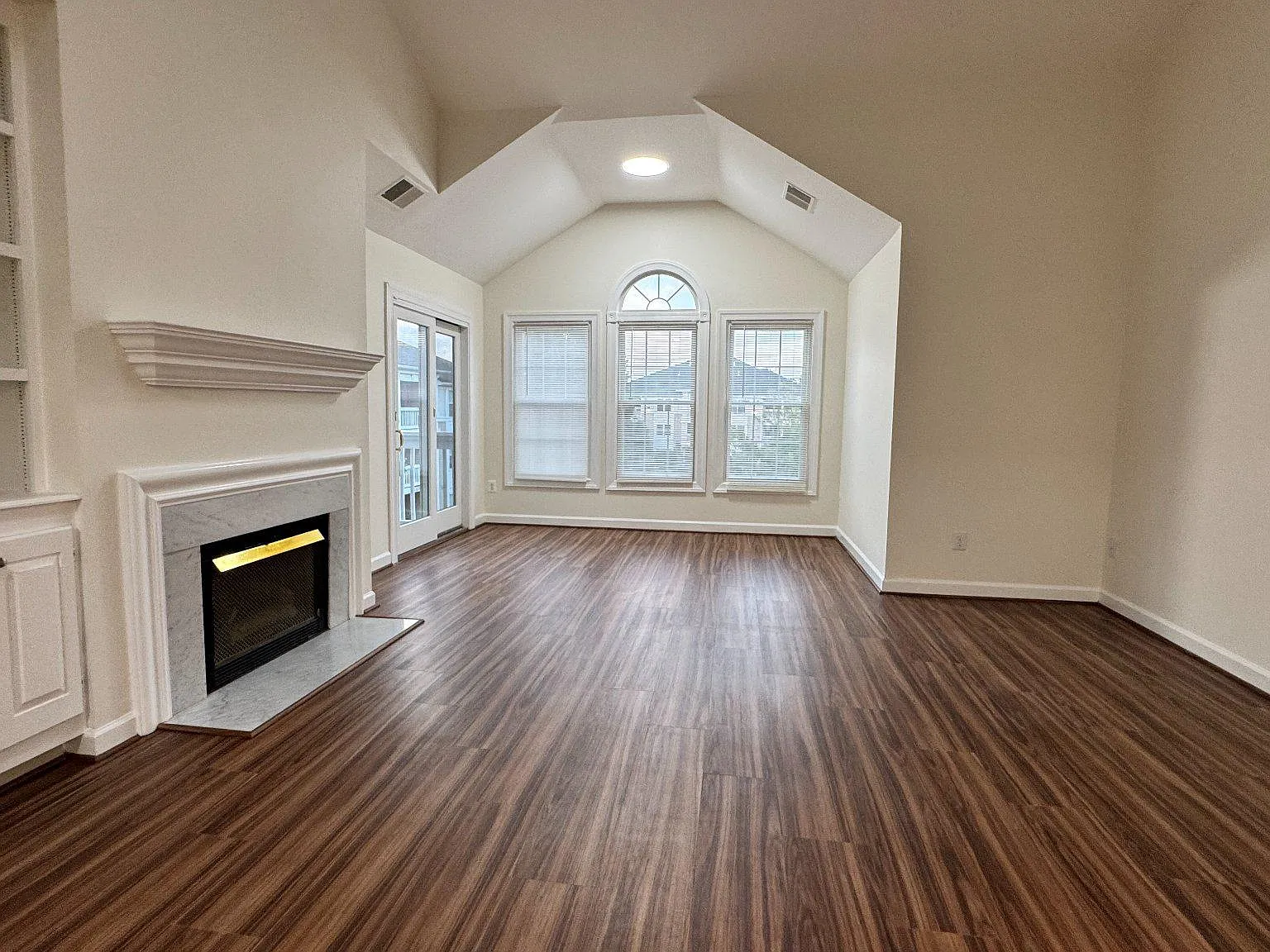 3 bed, 3.0 bath, 1633 sqft, $2,700 — Photo 2