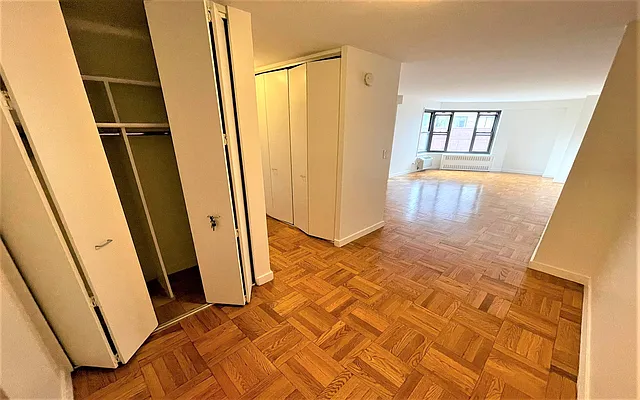 Rented by Manhattan Realty Group | media 11