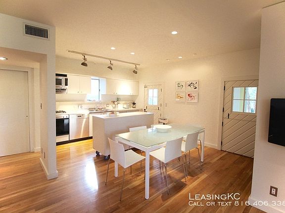 3rd image of 4531 Kenwood Ave