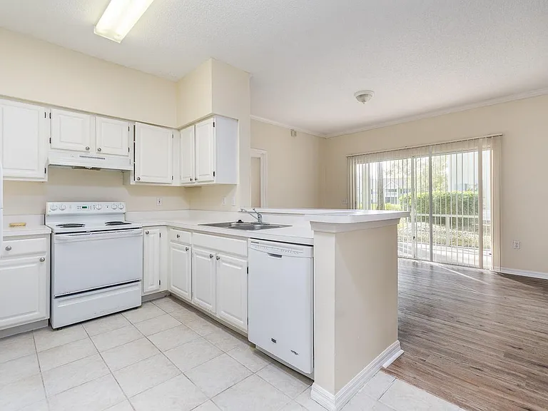 10000 SW 52nd Ave #Q99 — Photo 6