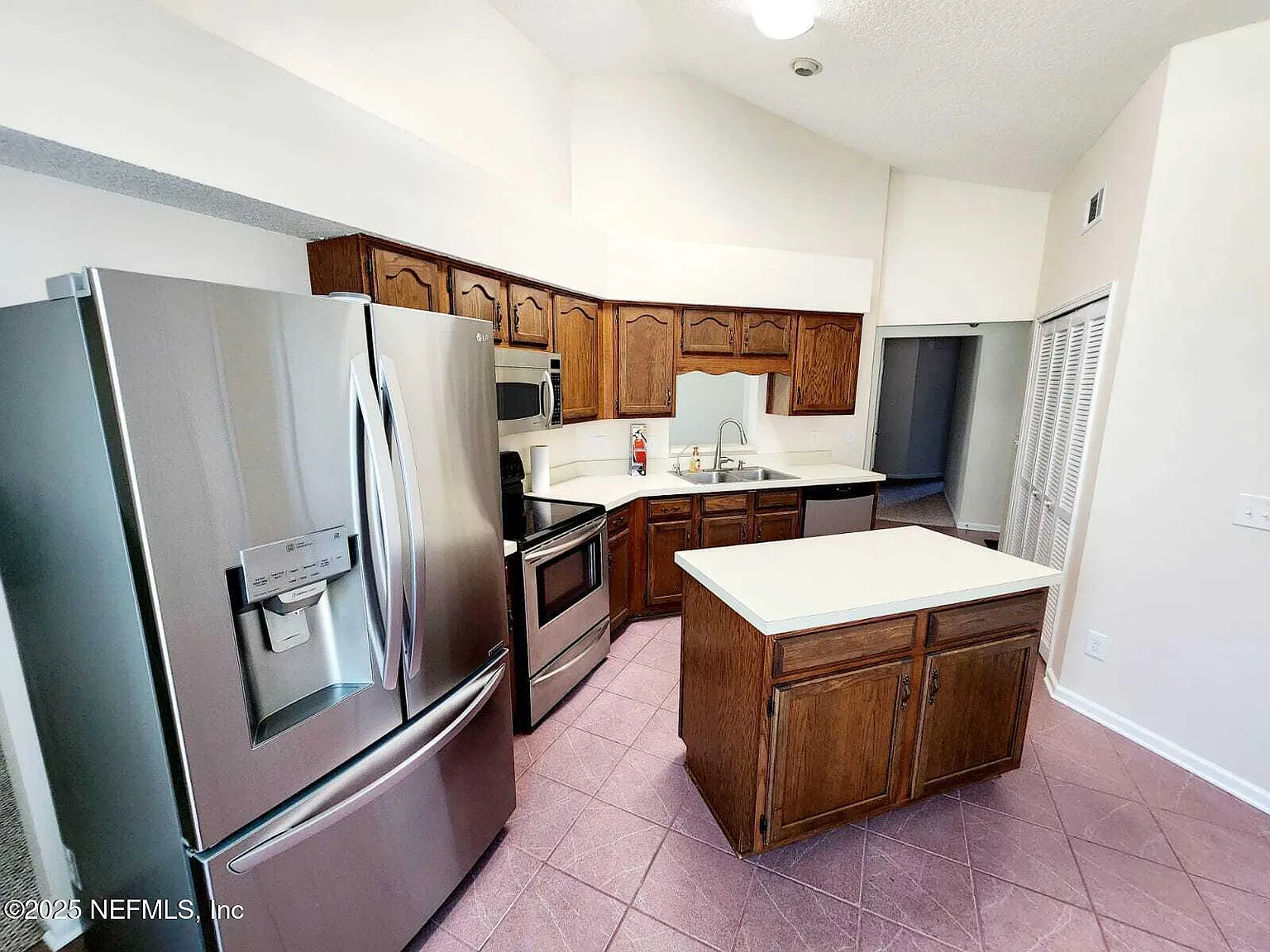 3 bed, 2.0 bath, 1405 sqft, $2,250 — Photo 4