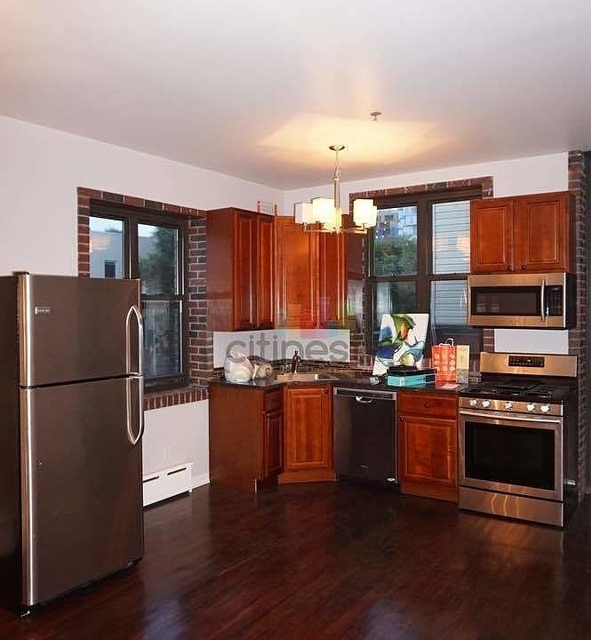 1st image of 154 16th St #3