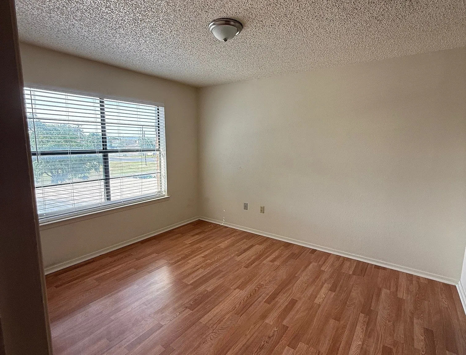 2 bed, 1.5 bath, 900 sqft, $950 — Photo 3