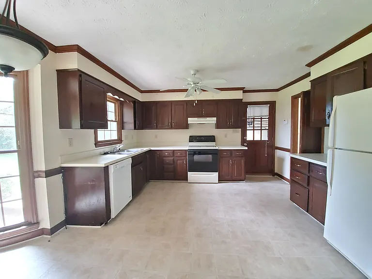 3508 Gowan Ln — Photo 4