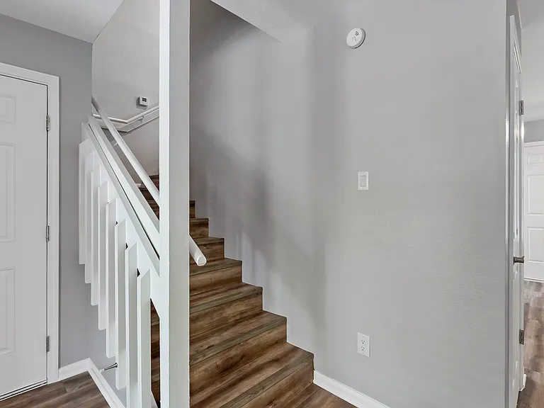 Oak Creek Condos — Photo 3