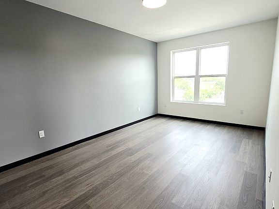 5th image of 136 Mallory Ave #1A