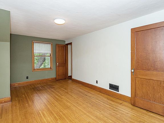 4th image of 910 Duff Ave
