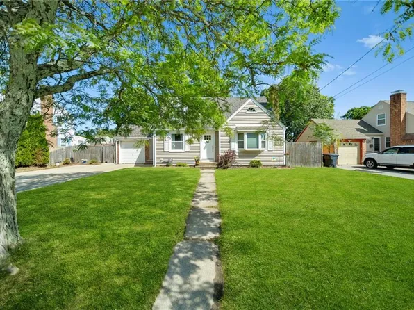 79 Pilgrim Dr, Warwick, RI 02888