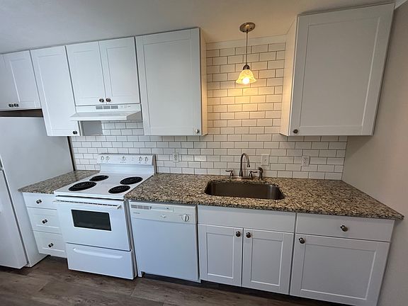 3rd image of 18 Meadowlawn Dr Unit 10