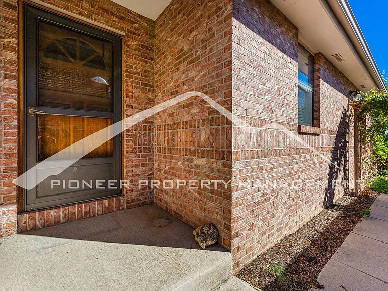 2924 Troxell Ave — Photo 3