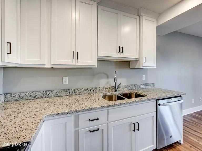 114 N Elm Grove Ave — Photo 9