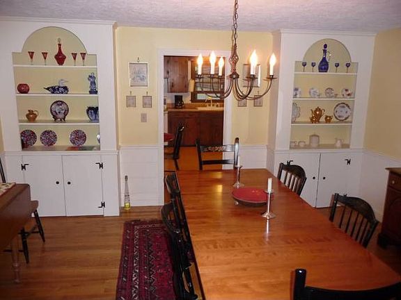 Dining Room w/ Built-Ins