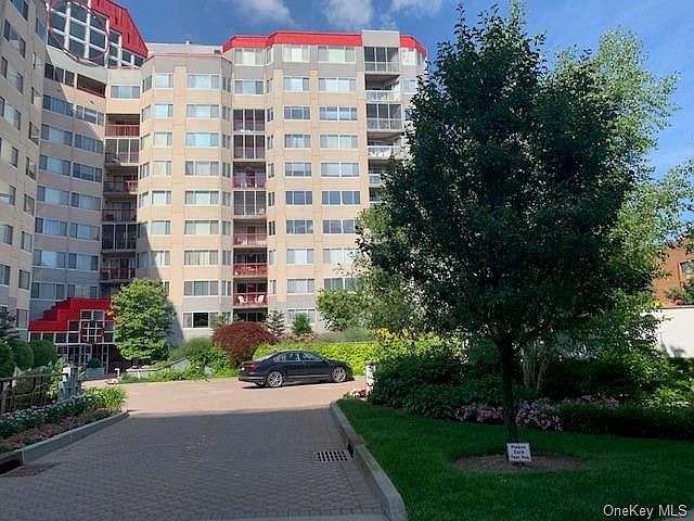 1st image of 10 Stewart Pl APT 1FW
