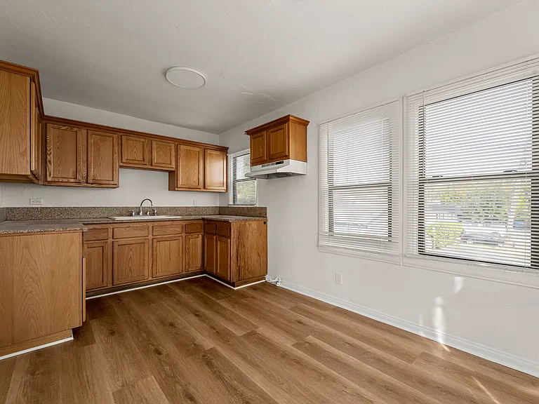 5055 Huntington Dr N #C — Photo 2