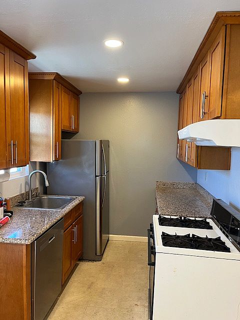 Bright Beautiful kitchen with new appliances