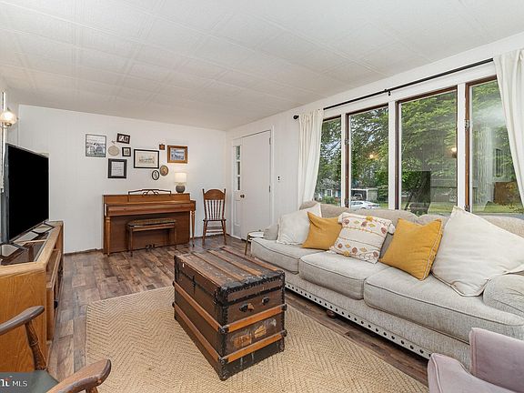 3rd image of 1390 Meadowbrook Ln