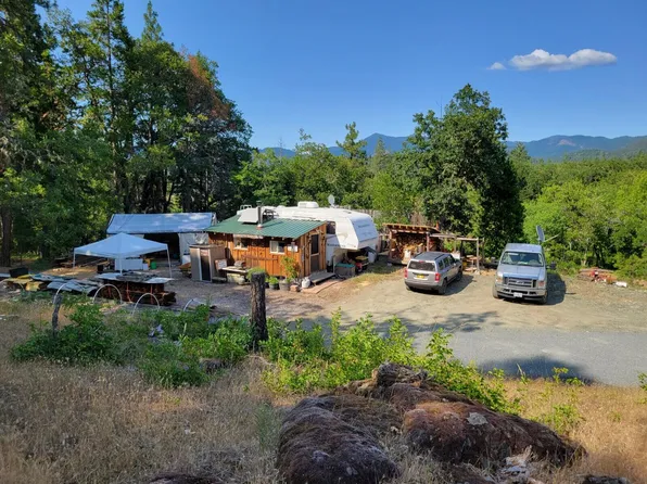1021 Greenview Rd, Cave Junction, OR 97523