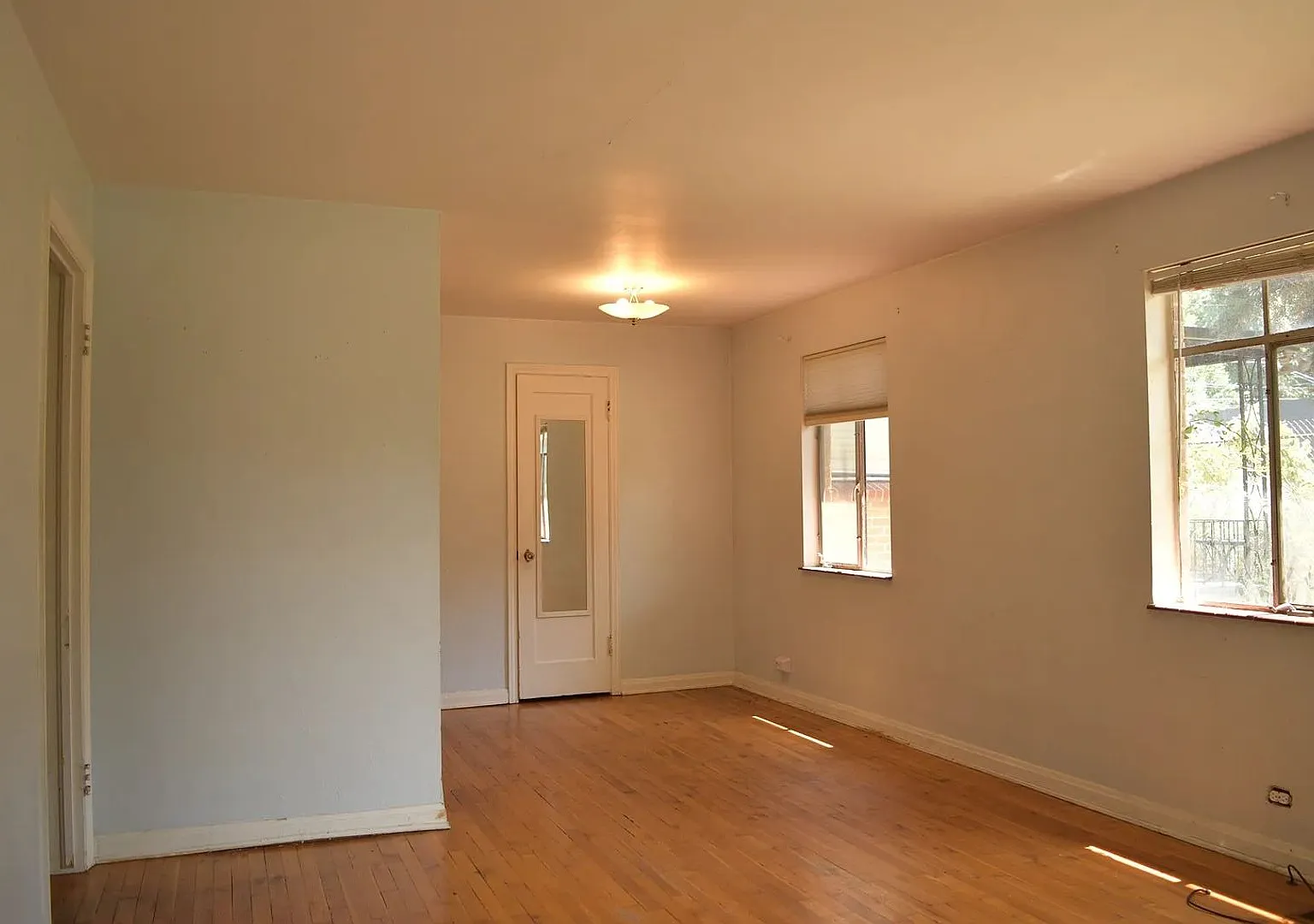 Cozy 1-Bedroom Near DU with Private Yard & Parking — Photo 3