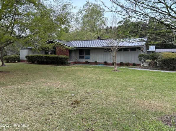 1000 Pine Street, Lake Waccamaw, NC 28450