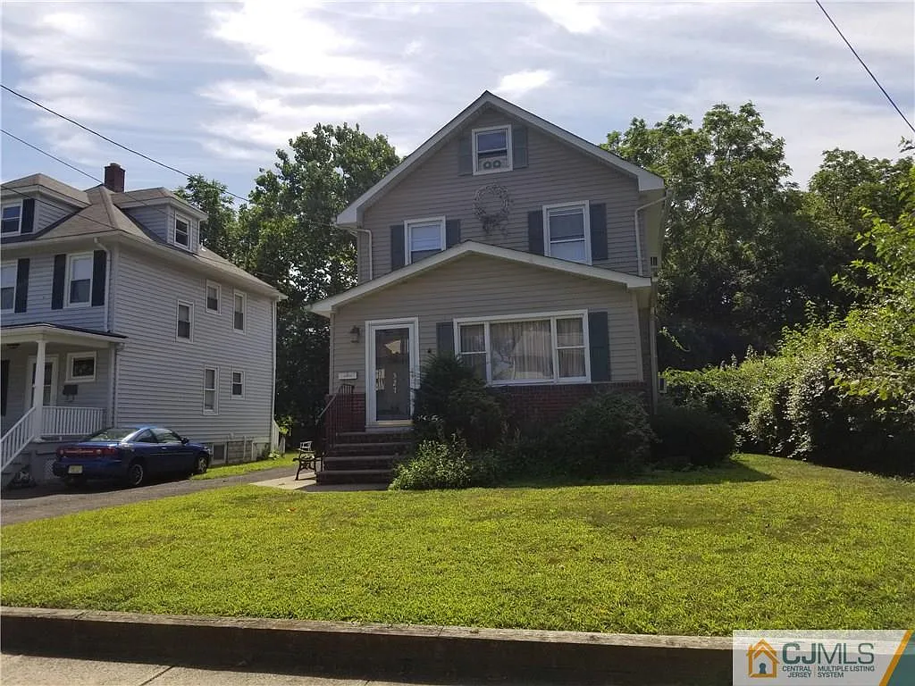 327 Oak Pkwy photo 1