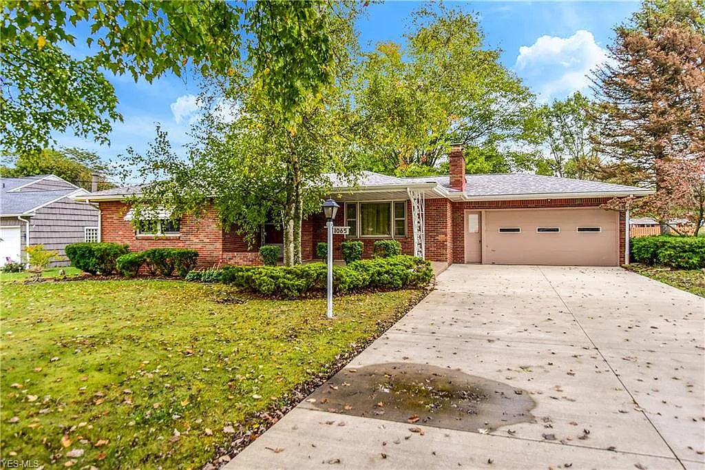 1065 Yolanda Pl photo 1