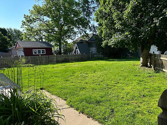 4th image of 213 Flower Ave W