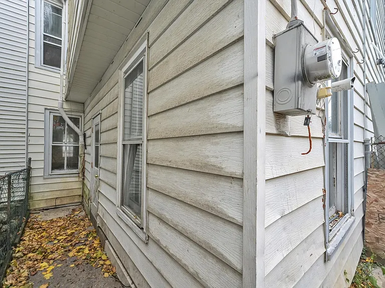 1323 W Norwegian St — Photo 22